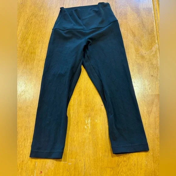 Lululemon Black High Rise Crop Leggings Size 2 Hidden Waist Pocket Yoga Pants - Picture 2 of 4